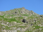 Al teleobiettivo il Bivacco Abele Traglio (presso il Laghetto del Capezzone) , sopra la Cima Lago